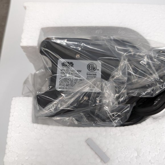 Disney Star Wars The Mandalorian Mini Waffle Maker with 24 Straws - Picture 13 of 13